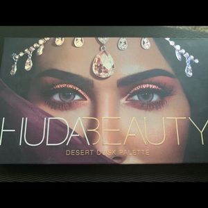 Huda Beauty Desert Dusk palette